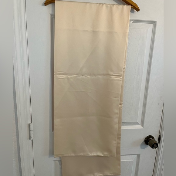 Niki Livas - gown satin cream color size 4 - Picture 8 of 9